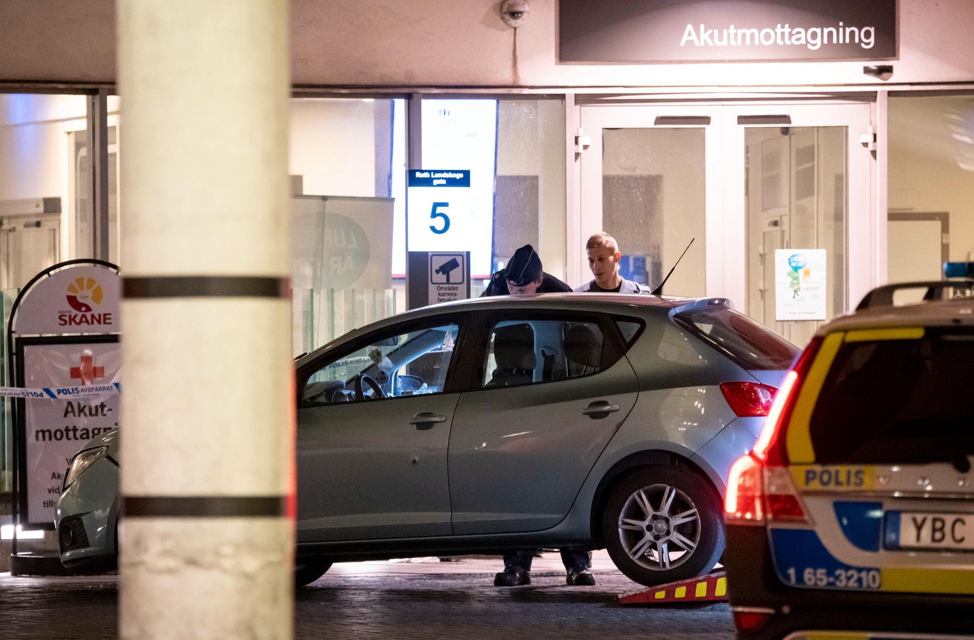 Polisen undersöker en bil utanför akuten på Skånes Universitetssjukhus.