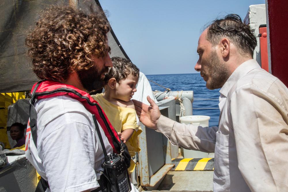 Mohammed från Palestina räddade sin ett-åriga dotter Azeel när båten som han och hans familj var ombord på tillsammans med andra migranter kapsejsade. Mohammeds dotter var redan under vatten men han säger att han lyckades sträcka sig efter henne och dra henne till säkerhet. Hans fru Diana överlevde också men befinner sig i chocktillstånd.