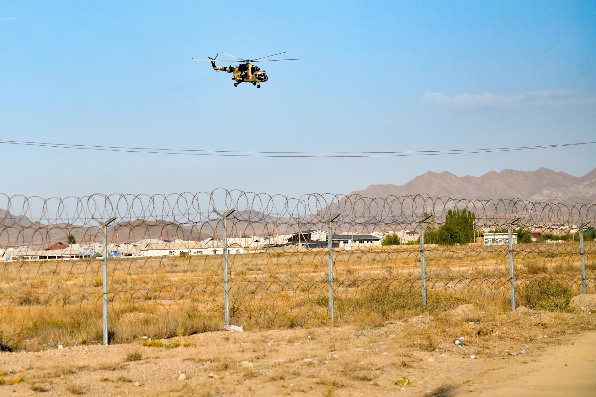 En militärhelikopter flyger över gränsområdet mellan Kirgizistan och Tadzjikistan.