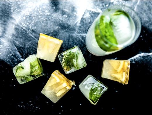 Basilemon – frys vatten, basilikablad och små citronskivor i en isbitsform.