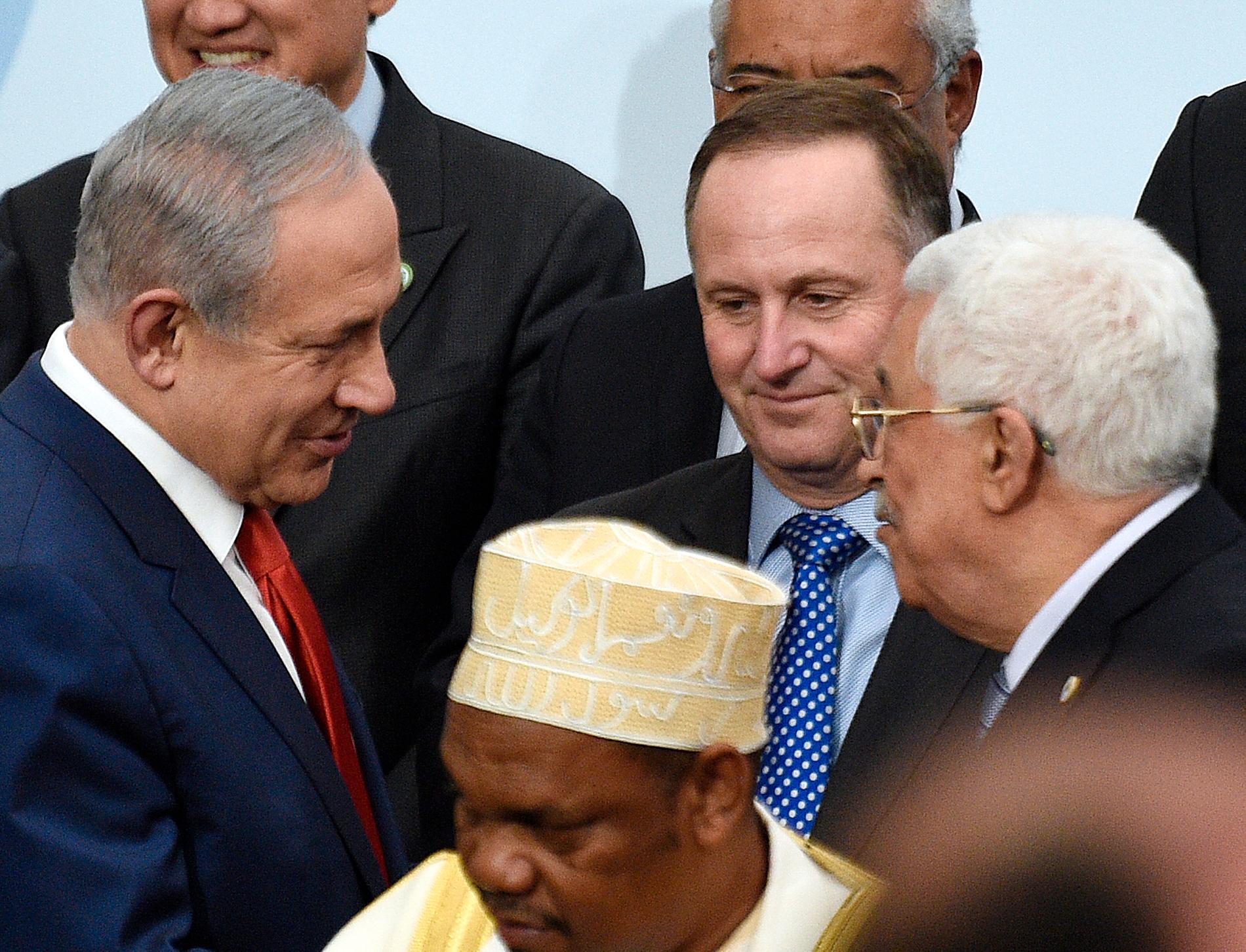Läget är låst mellan Israels premiärminister Benjamin Netanyahu (till vänster) och palestiniernas president Mahmud Abbas (höger). Här möttes de dock i samband med klimattoppmötet i Paris 2015.