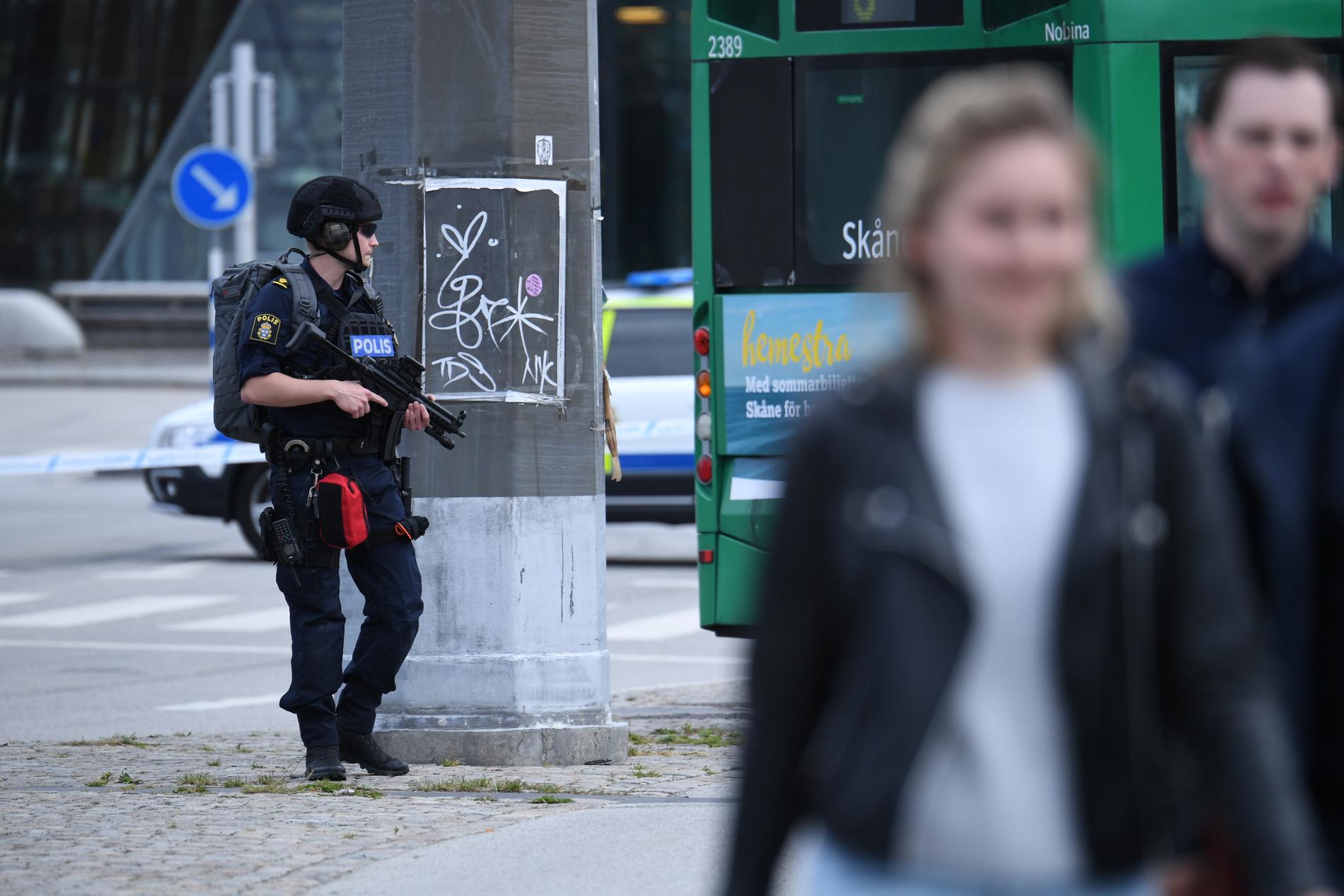 En man har blivit skjuten av polis på Malmö centralstation. Stationen har utrymts och det nationella bombskyddet är på platsen.