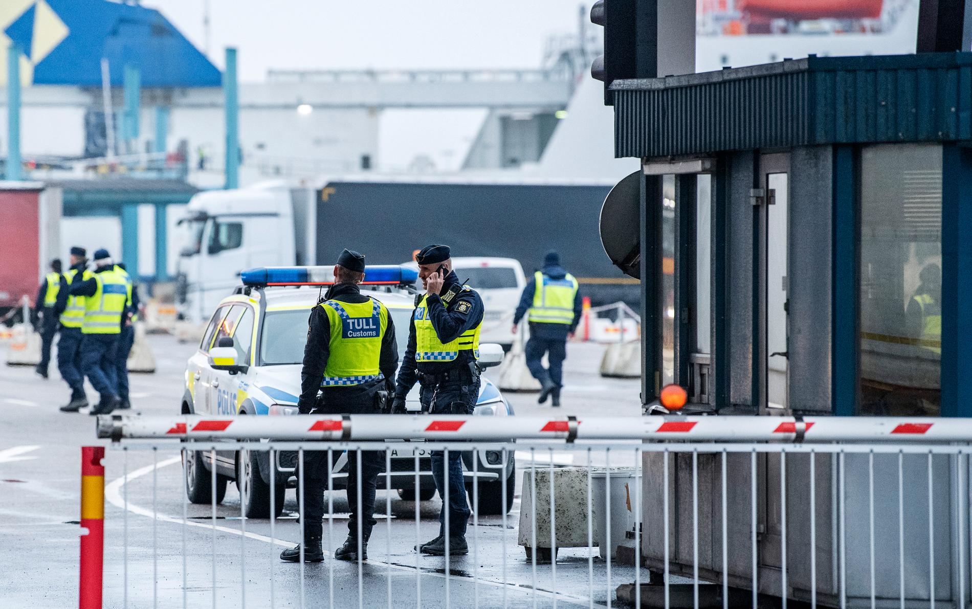 Polis, tull och kustbevakning deltar i den internationella operationen Trident som bland annat pågår i Trelleborgs hamn.