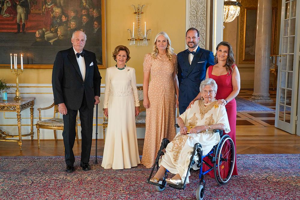 Prinsessan Märtha Louise tillsammans med resten av kungafamiljen. Kung Harald, drottning Sonja, kronprinsessan Mette-Marit, kronprins Haakon och prinsessan Astrid. 