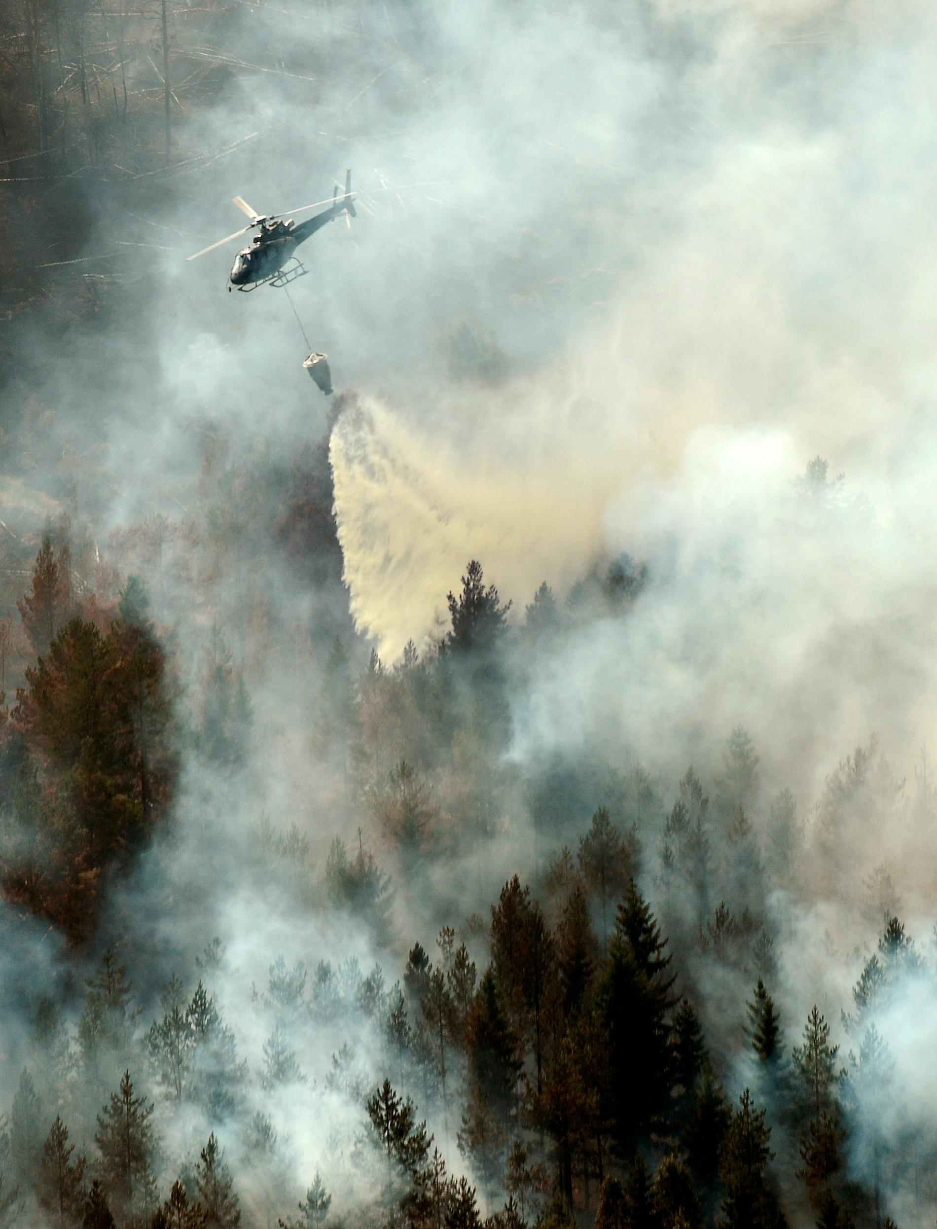 Släckningsarbete med helikopter över branden i Ljusdal.