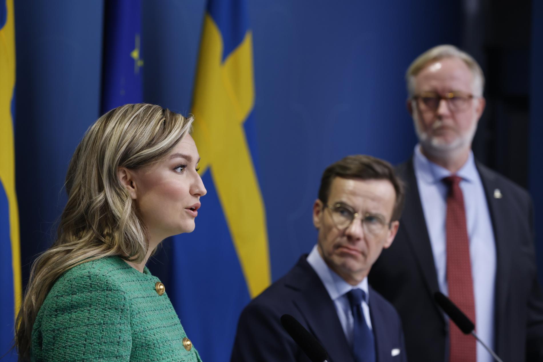 Energi- och näringsminister Ebba Busch (KD), statsminister Ulf Kristersson (M) samt arbetsmarknads- och integrationsminister Johan Pehrson (L) under en pressträff tidigare i december.