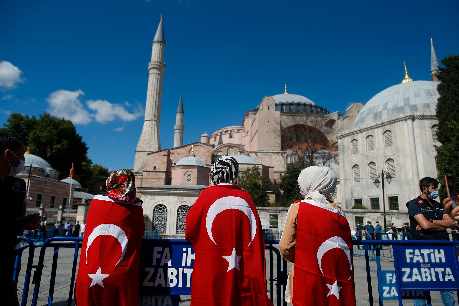 På bilden syns Hagia Sofia i bakgrunden, och i förgrunden personer svepta i turkiska flaggan. Arkivbild.