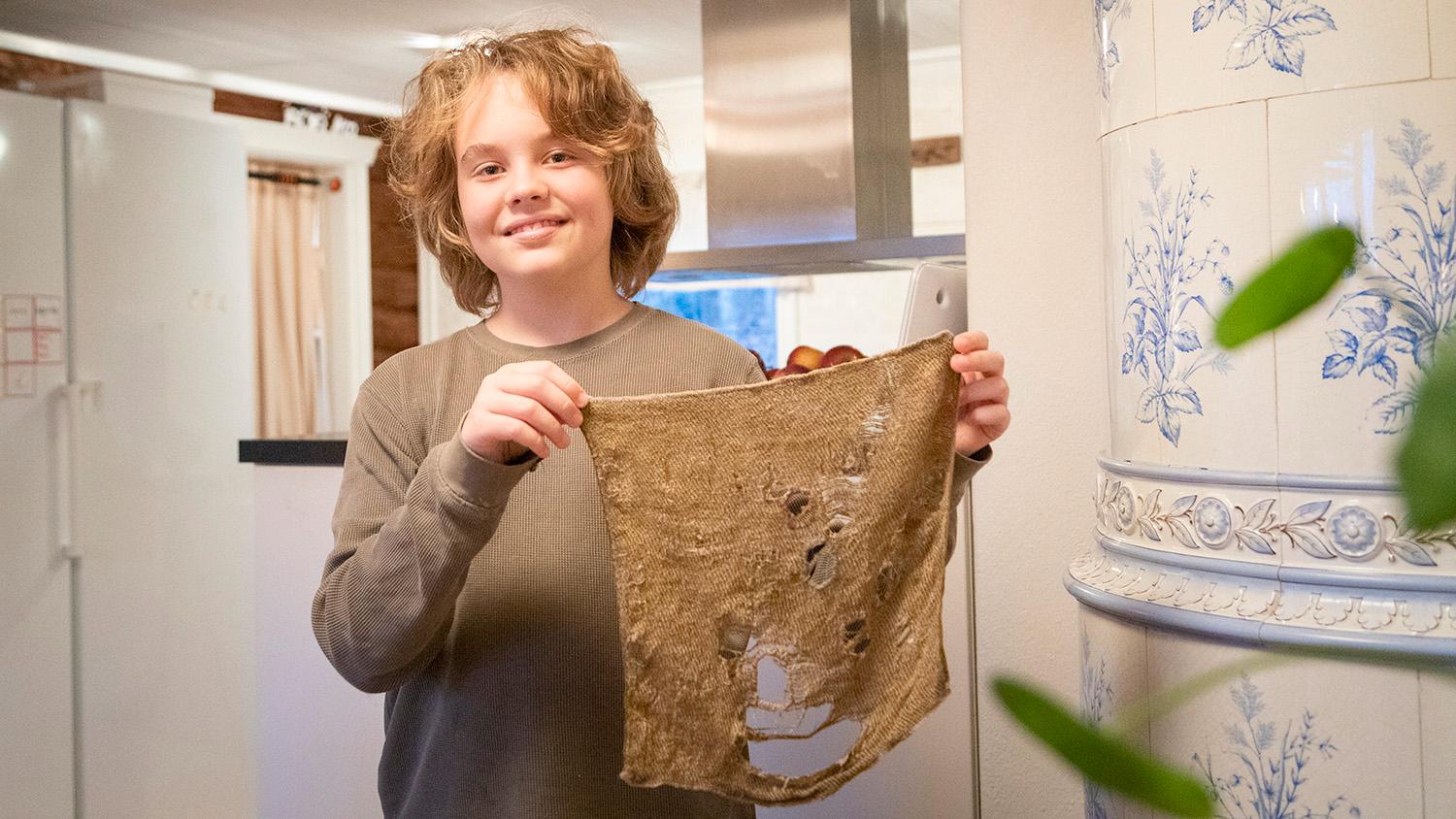 Allan visar upp den 16 år gamla trasan av lin. De är kokbara och blir fräscha igen på direkten, försäkrar pappa Robert Örtegren.