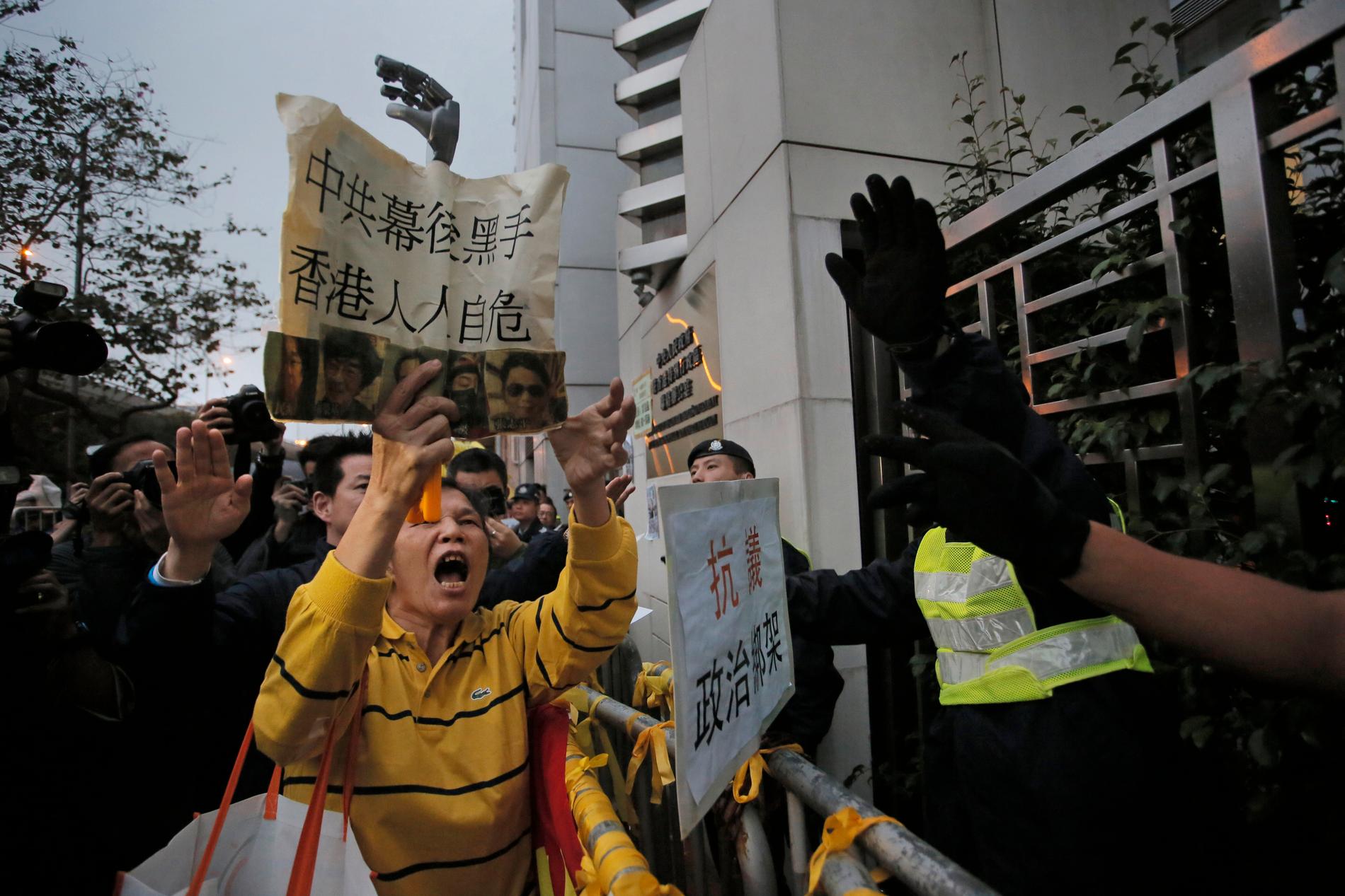 2016 samlades demonstranter utanför Fastlandskinas kontor i Hongkong för att protestera mot att bokhandlare i Hongkong som sålt kontroversiella satirer om höjdare inom Kommunistpartiet försvunnit.