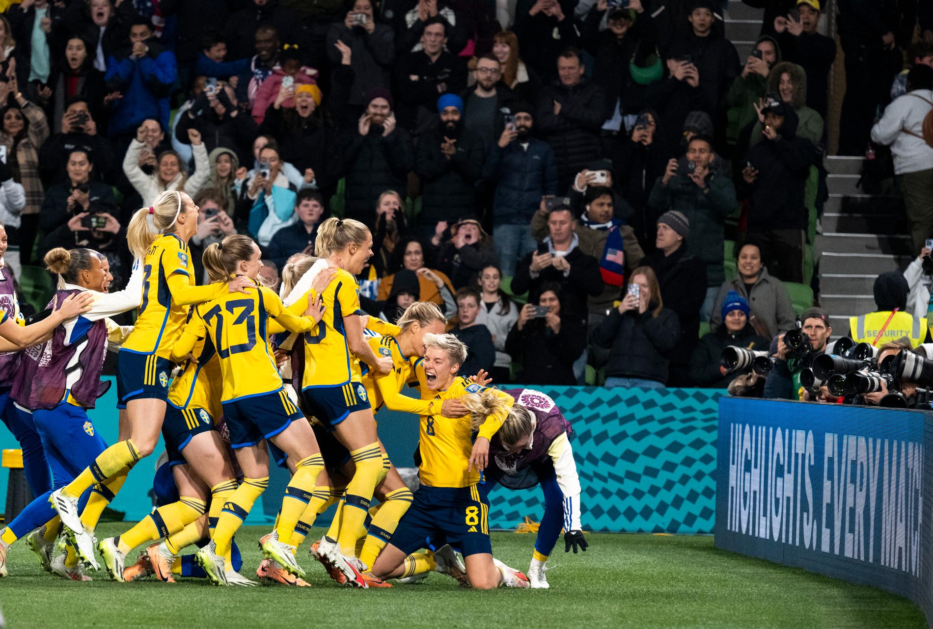 De svenska spelarna jublar efter att ha vunnit den avgörande straffläggningen i söndagens åttondelsfinal mellan Sverige och USA.