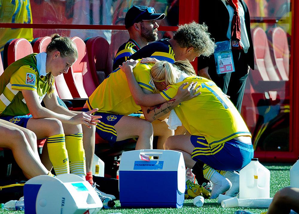 Svenska spelare deppar efter förlusten i åttondelsfinalen i fotbolls-VM