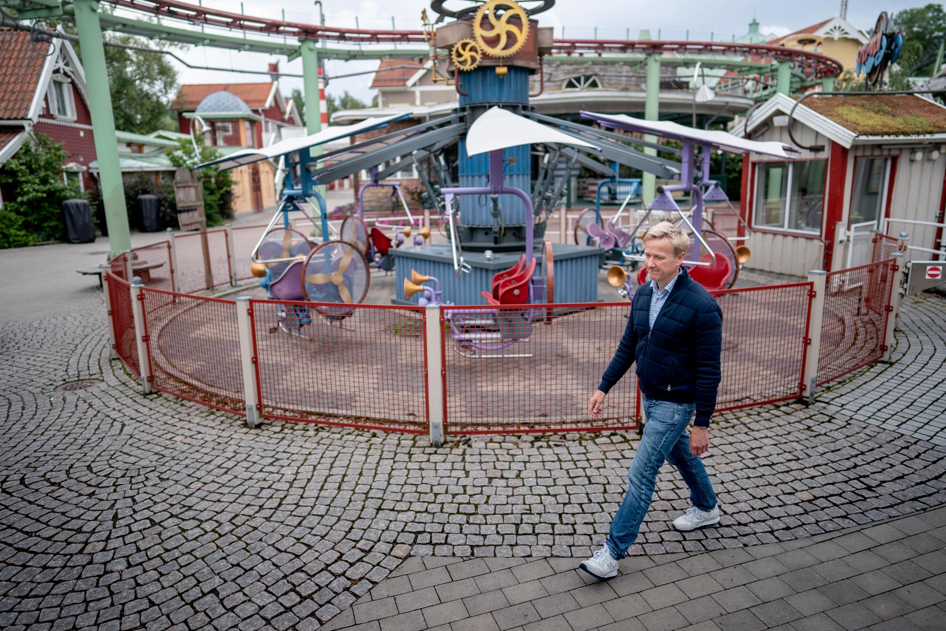 Lisebergs vd Andreas Andersen går i den stängda nöjesparken. Nu står det klart att även julsäsongen blir inställd. Arkivbild.