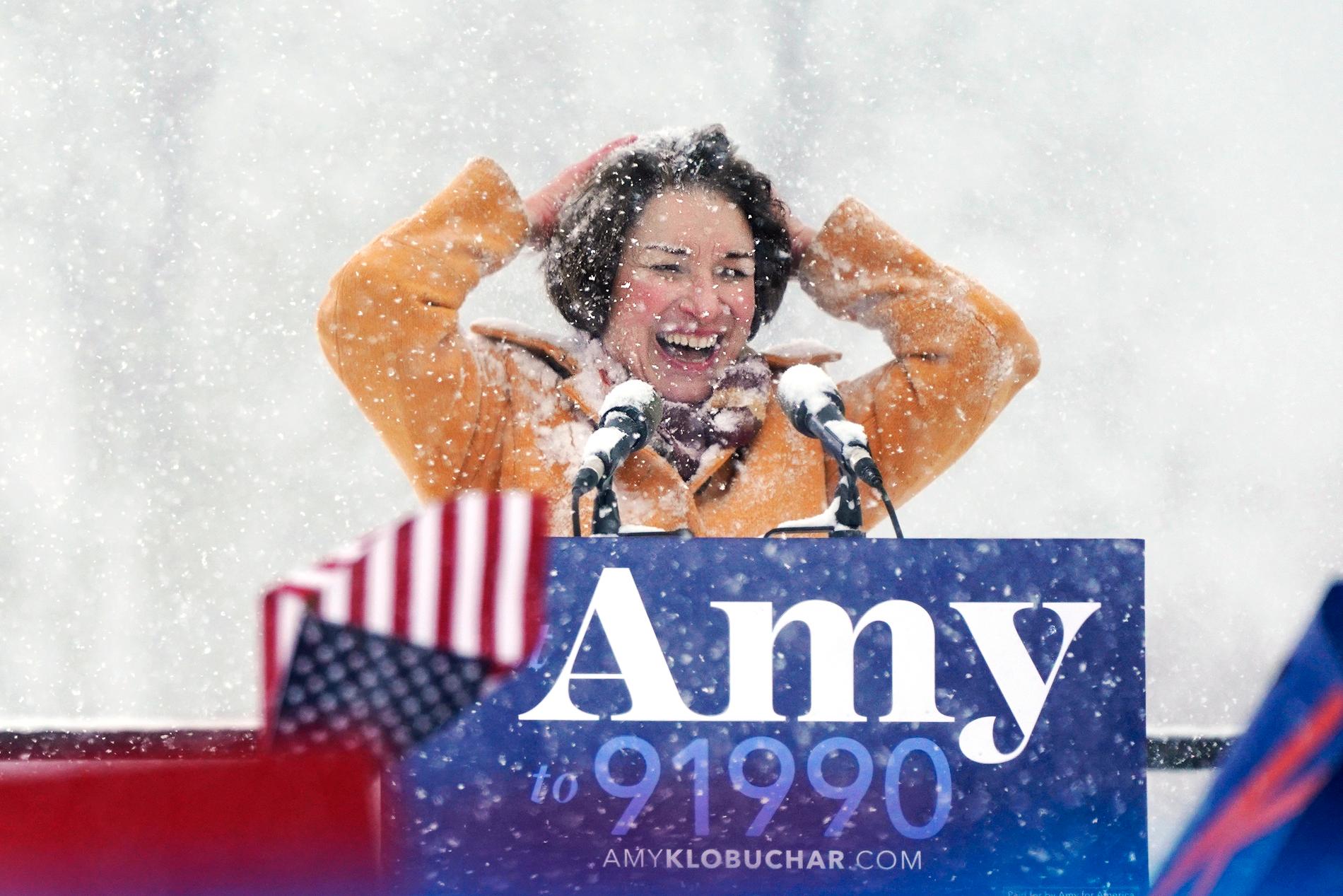 Minnesotasenatorn Amy Klobuchar vid lanseringen av sin presidentkampanj i ymnigt snöfall i Minneapolis för ett år sedan.