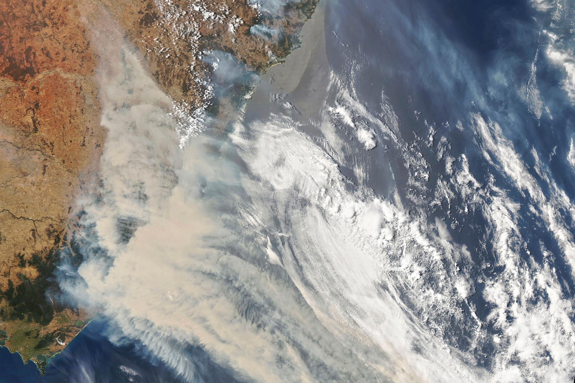 Satellitbilder från rymdstyrelsen Nasa visar rök från bränderna i Australien den 1 januari.
