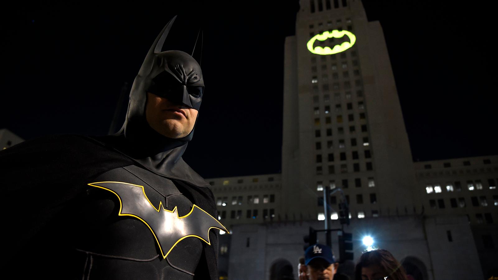 En Batman-strålkastare i Los Angeles efter skådespelaren Adam Wests bortgång 2017. 