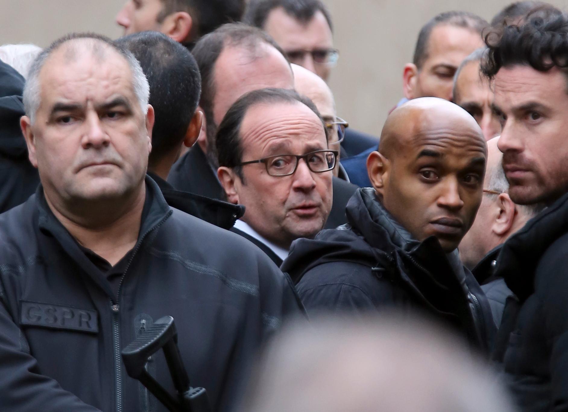 Franske presidenten Francois Hollande på attentatsplatsen.