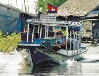 En Tonle Sap-båt kan man hyra billigt i hamnen Chong Kneas.