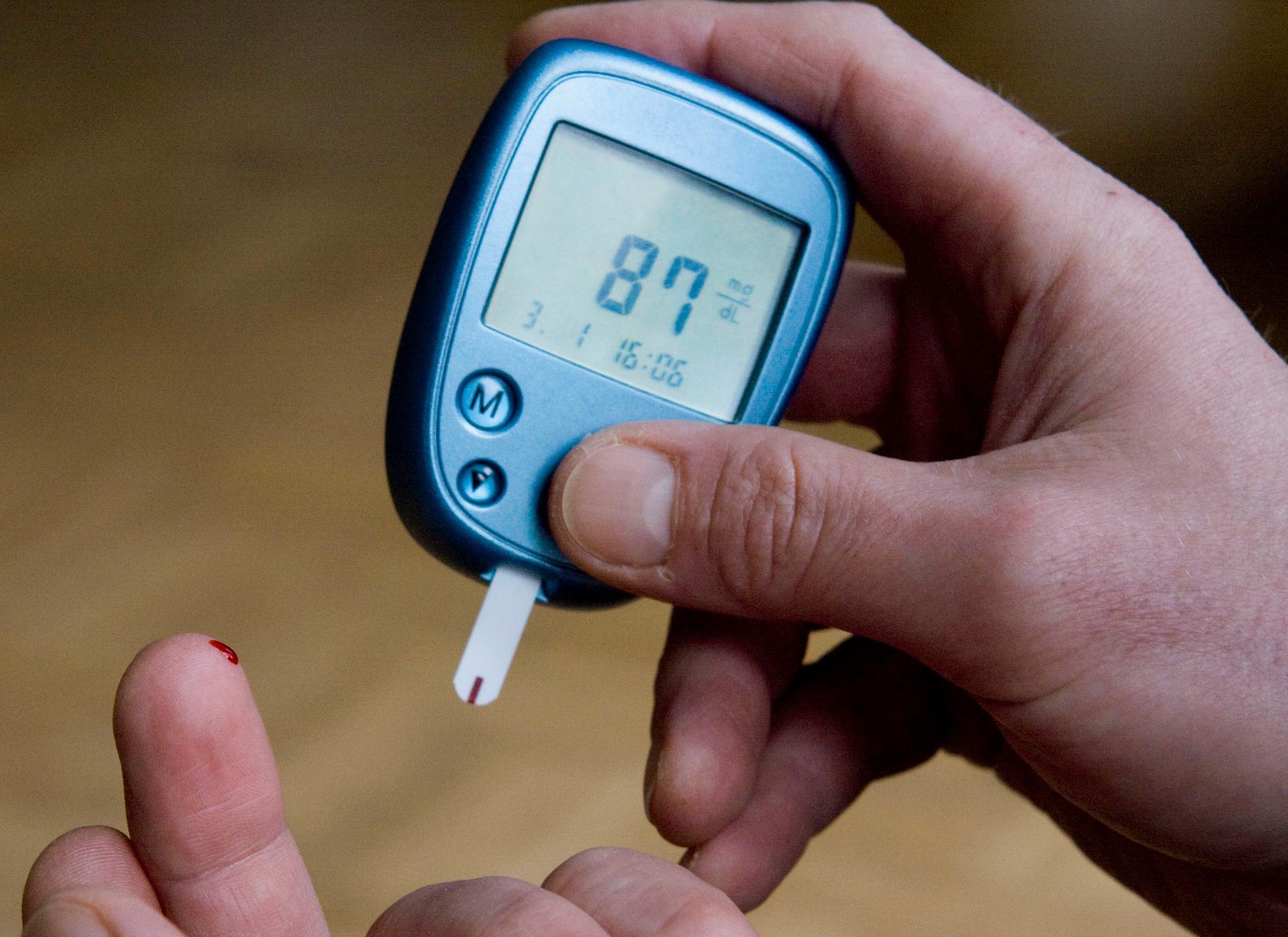 Typ 2-diabetes, även kallad för vuxen- eller åldersdiabetes, beror oftast på insulinresistens. Diabetiker mäter ofta sockerhalten i blodet regelbundet. Arkivbild.