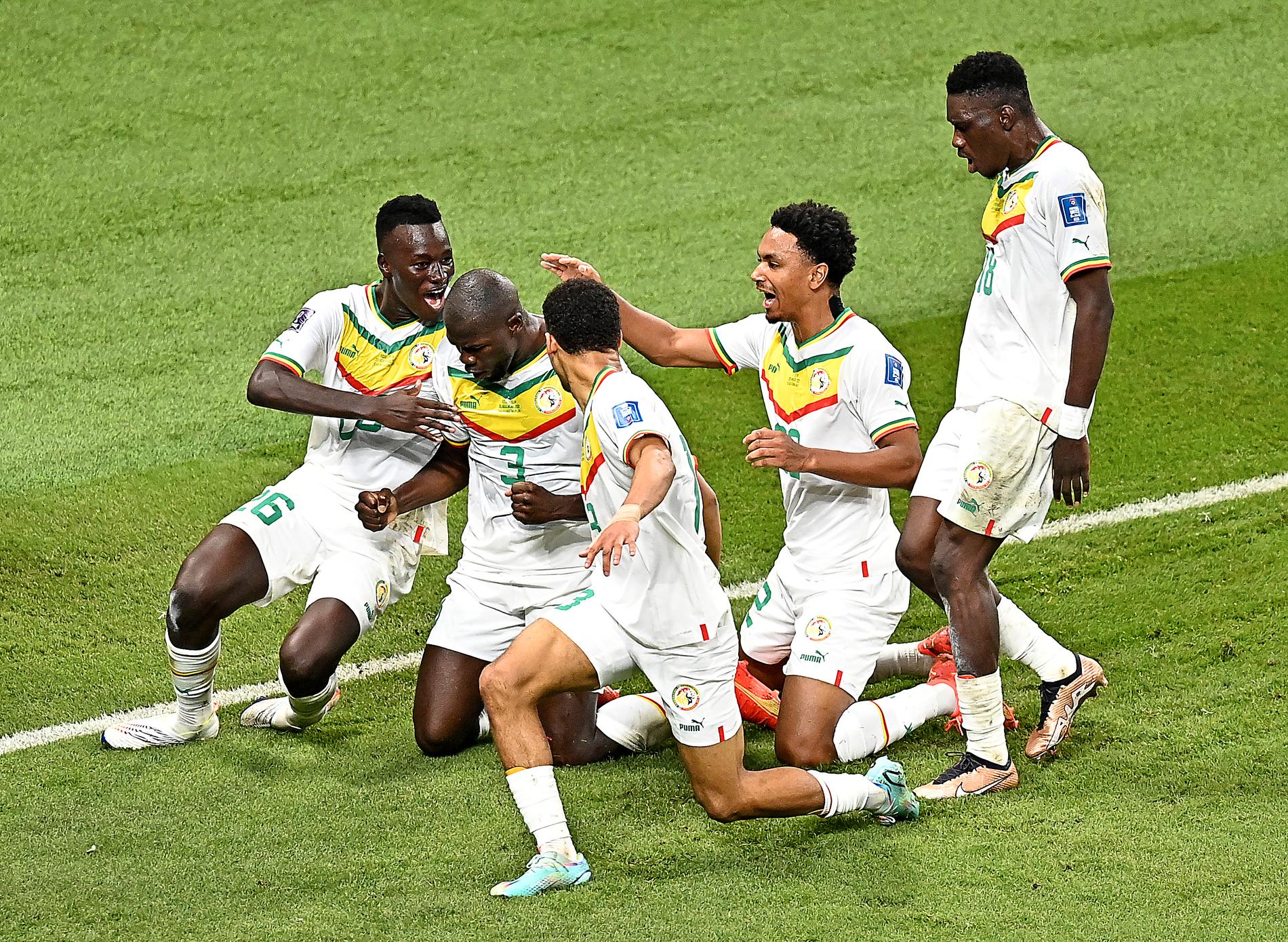 Senegal jublar efter att Kalidou Koulibaly nickat laget till åttondelsfinal i fotbolls-VM 2022. Där väntar England.