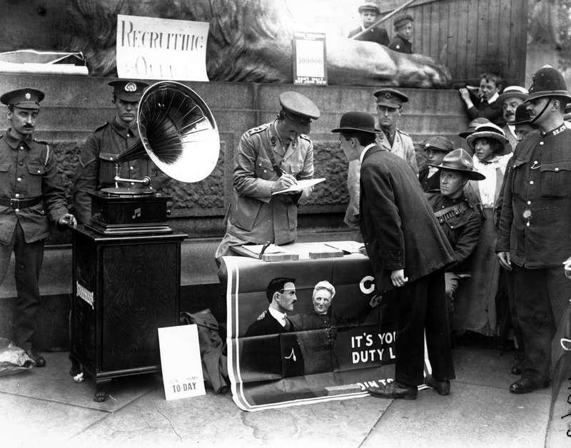 värvas till musik Soldater rekryteras vid Trafalgar square 1914. Över två miljoner brittiska män gick frivilligt med i kriget innan värnplikt infördes 1916.
