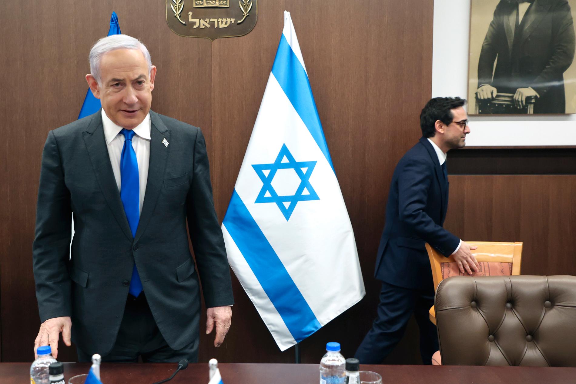 Benjamin Netanyahu får hård kritik efter larmen om svältkatastrof i Gaza.