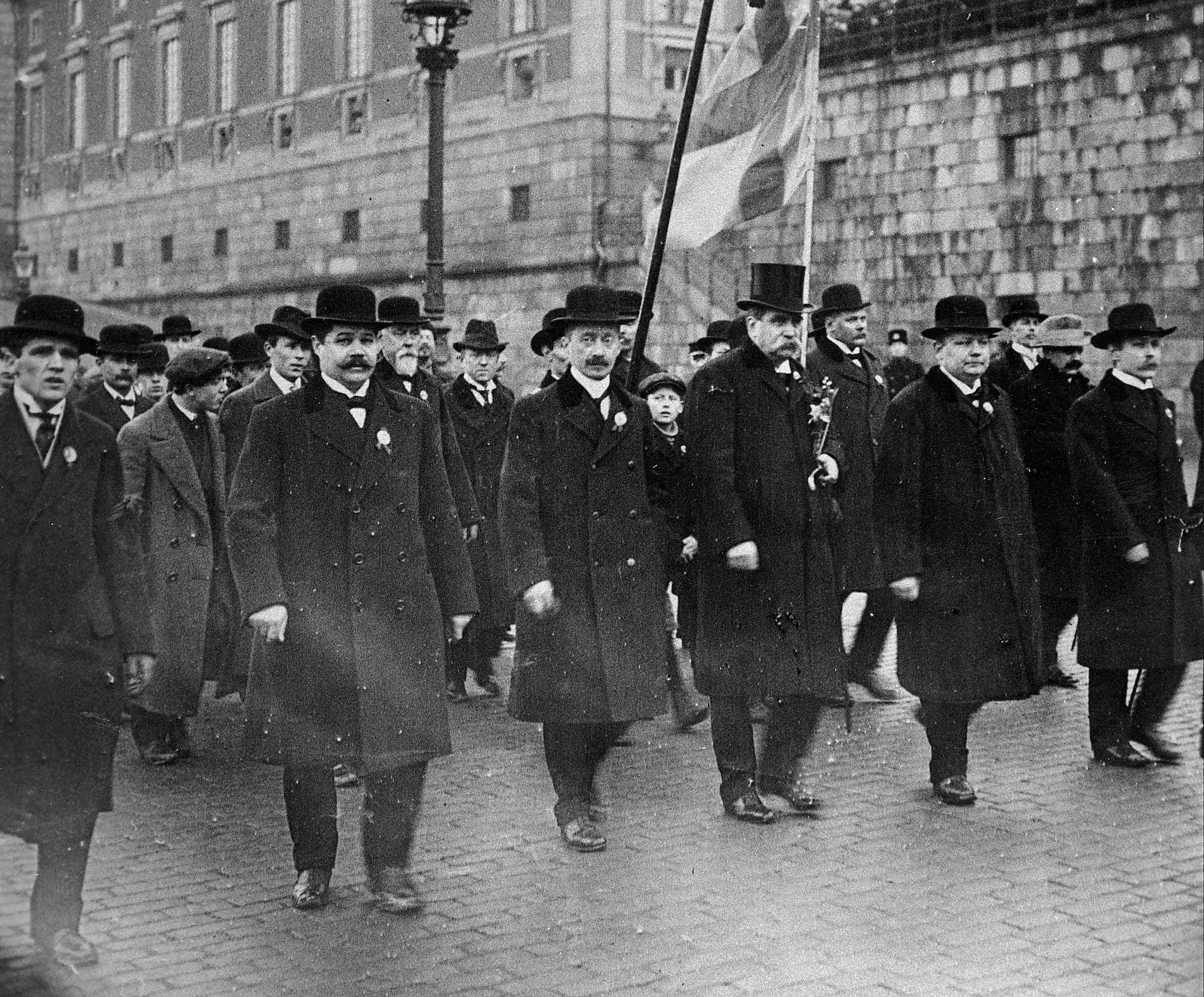 Bild tagen från arbetarrörelsens motdemonstration mot bondetåget 1914 med Hjalmar Branting i spetsen. 
