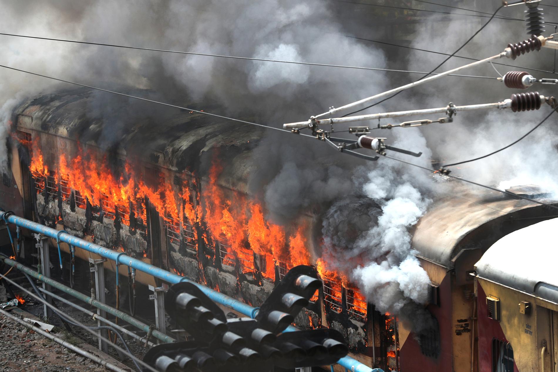 Ett tåg brinner på Secundrabad järnvägsstation i Hyderabad.