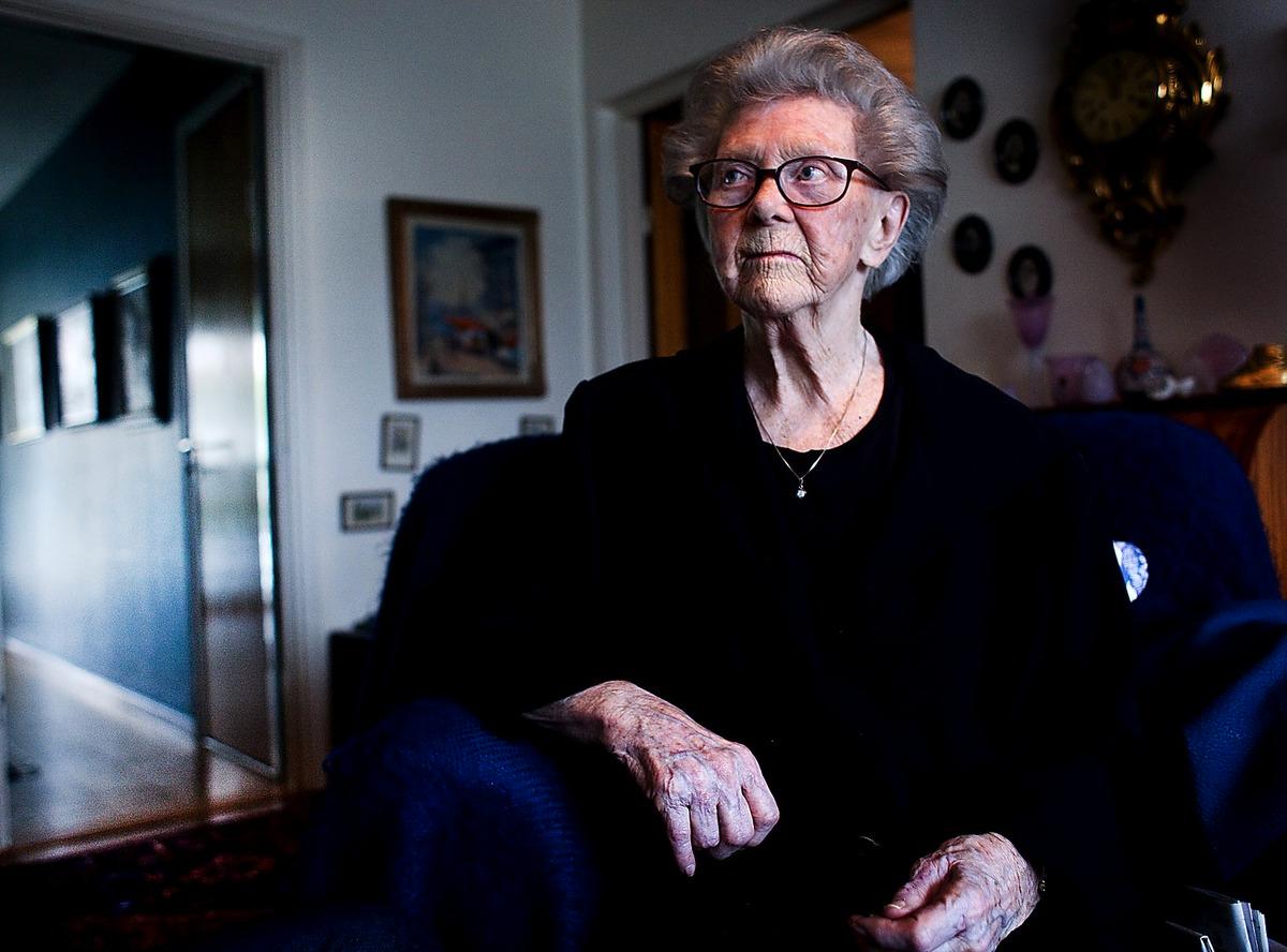 "LITAR INTE PÅ NÅGON LÄNGRE" Anna-Lisa Karlson, 92, känner sig kränkt efter att ha blivit bestulen. Trots en hem- och allriskförsäkring får hon inte någon ersättning.