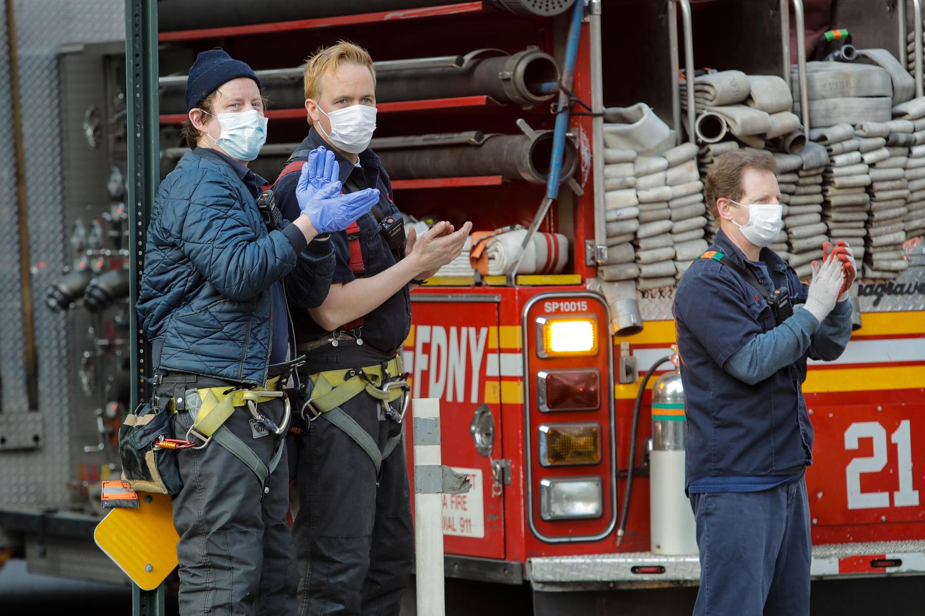 Brandmän i New York tar en paus för att hylla stadens sjukvårdsarbetare.