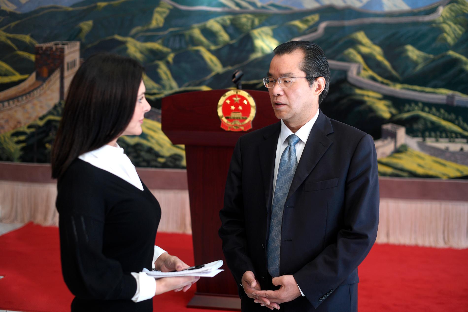 Aftonbladets Mira Micic träffade den kinesiske ambassadören Gui Congyou i hans residens.