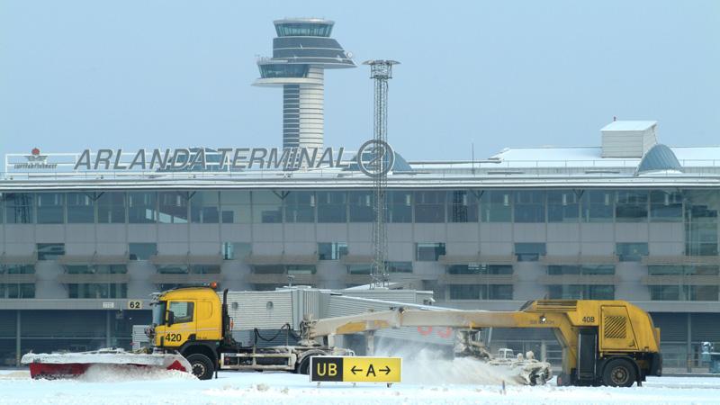 Så här går snöröjningen på Arlanda till idag, den miljövänliga snöröjaren ska snart testas på Kiruna flygplats.