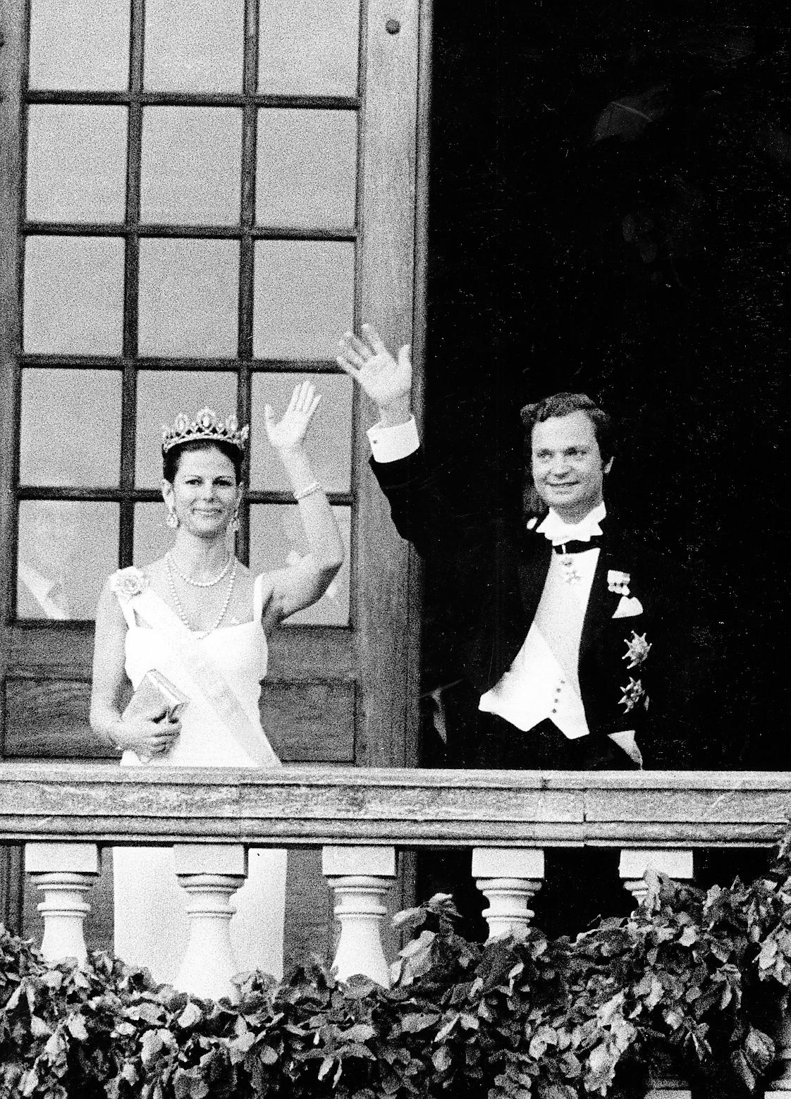 Silvia bar serafimerorden för första gången kvällen före bröllopet. Det var även första gången hon bar en kunglig tiara, hon valde prinsessan Sibyllas diadem. 200 gäster var bjudna på supé och dans på Drottningholms slott efter festföreställningen på Kungliga operan.