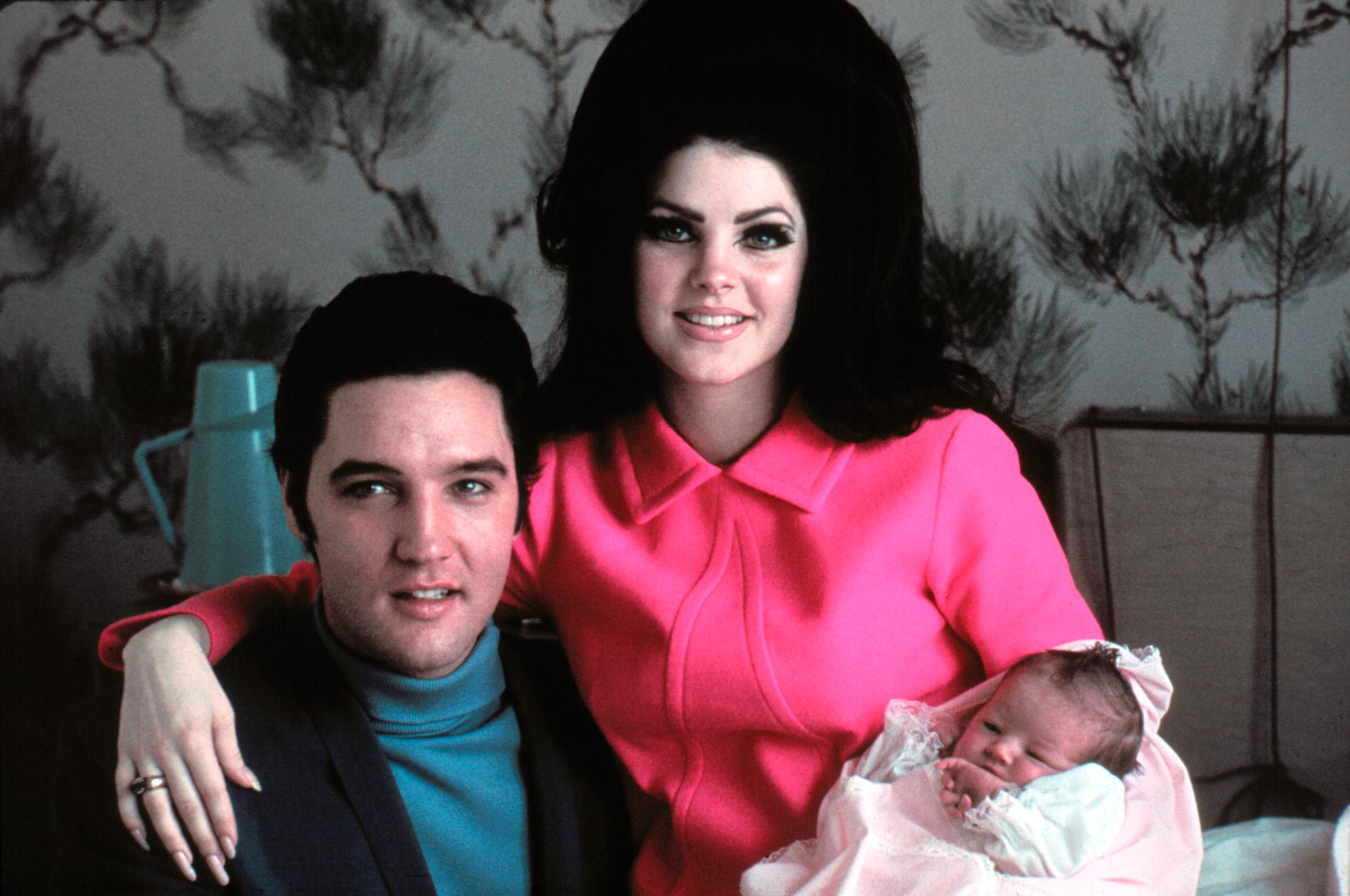 Elvis Presley med en nyfödd Lisa Marie och Priscilla.