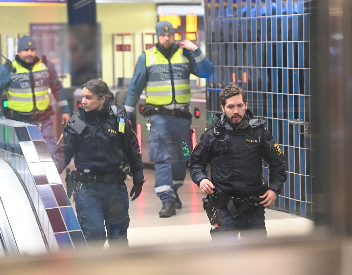 Polis på plats i tunnelbanan på Gullmarsplan.