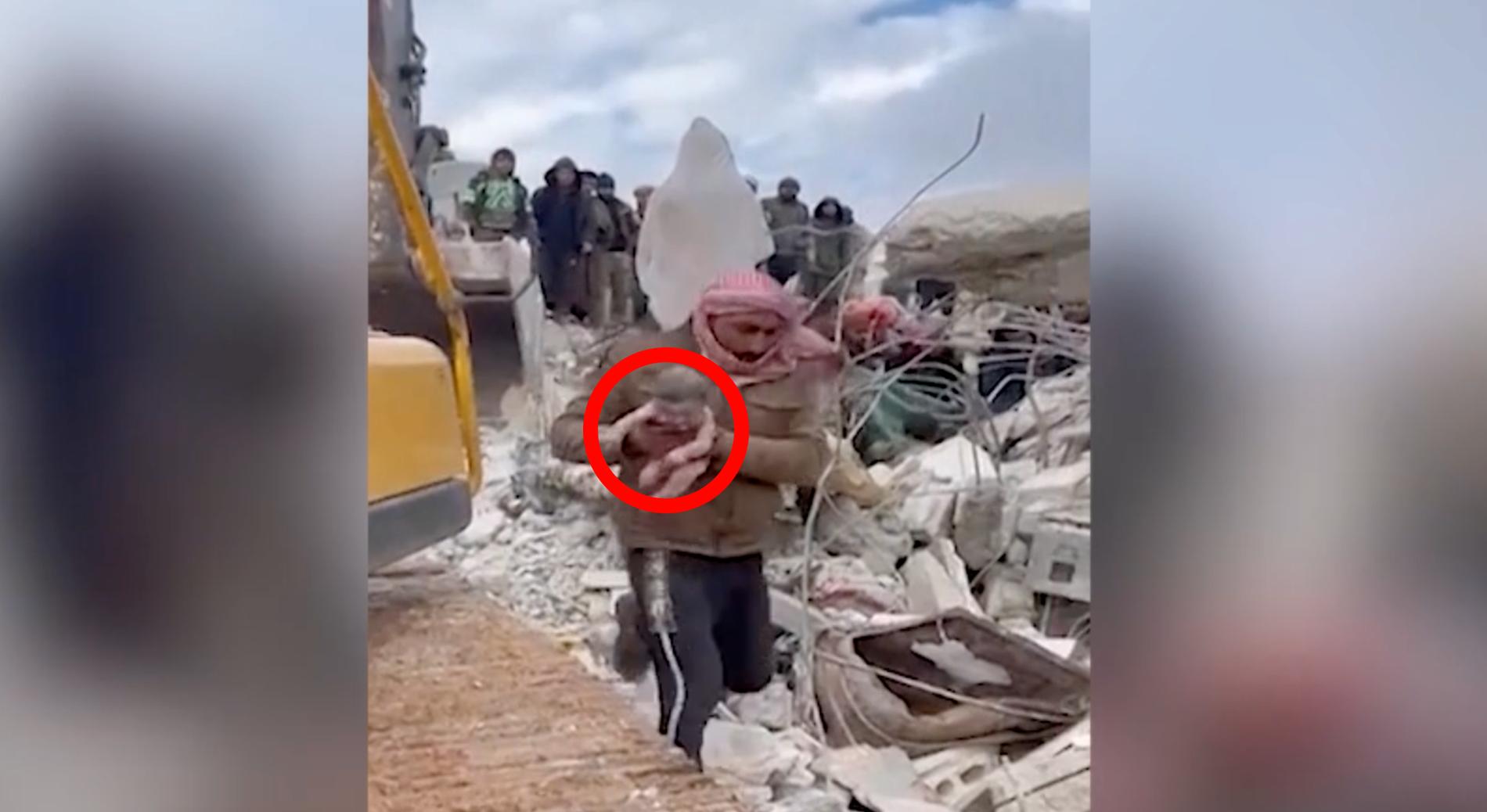 En video som fått stor spridning på internet visar hur Aya, nyförlöst, räddas ur rasmassorna efter den stora jordbävningen som drabbat Syrien och Turkiet.