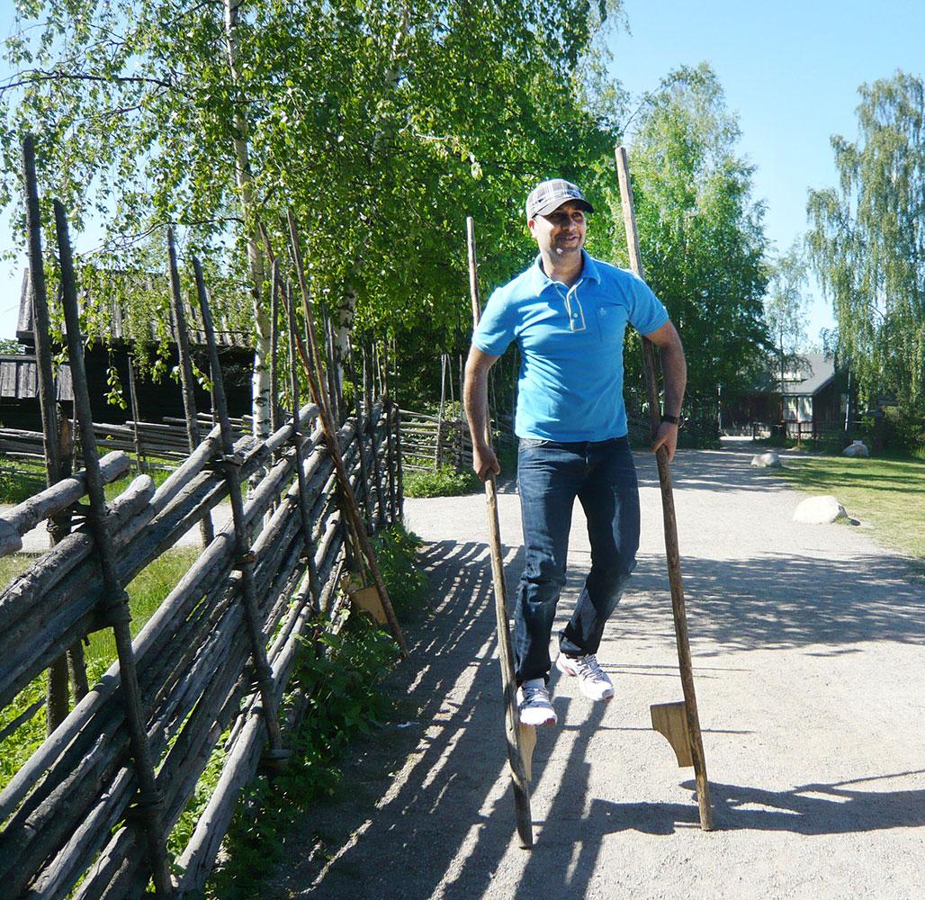 Mohamed Belkaid på styltor. Bilderna som Aftonbladet fått visar Belkaid göra vardagliga saker när han bodde i Sverige.