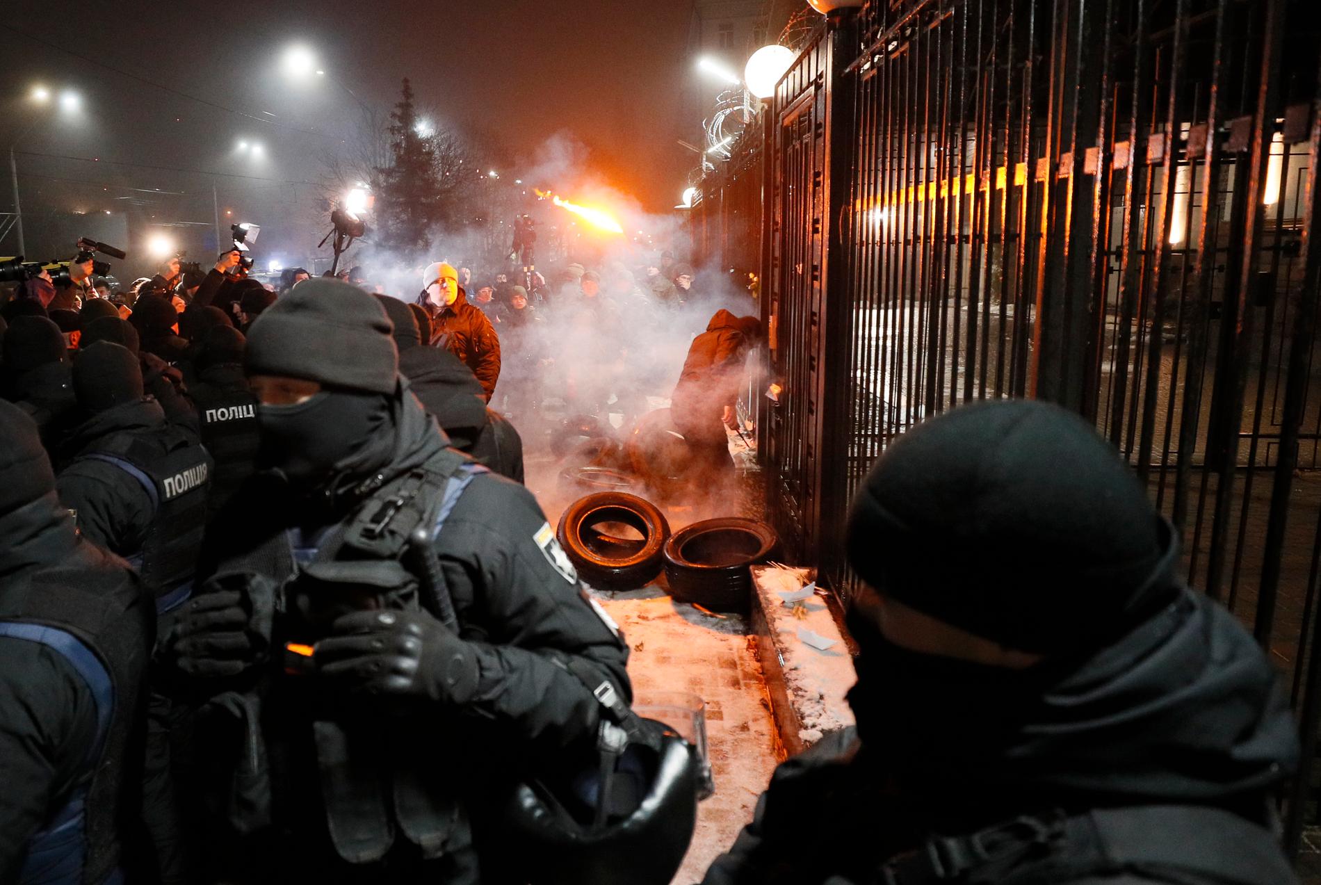 Polis, demonstranter och media utanför ryska ambassaden i Kiev. 