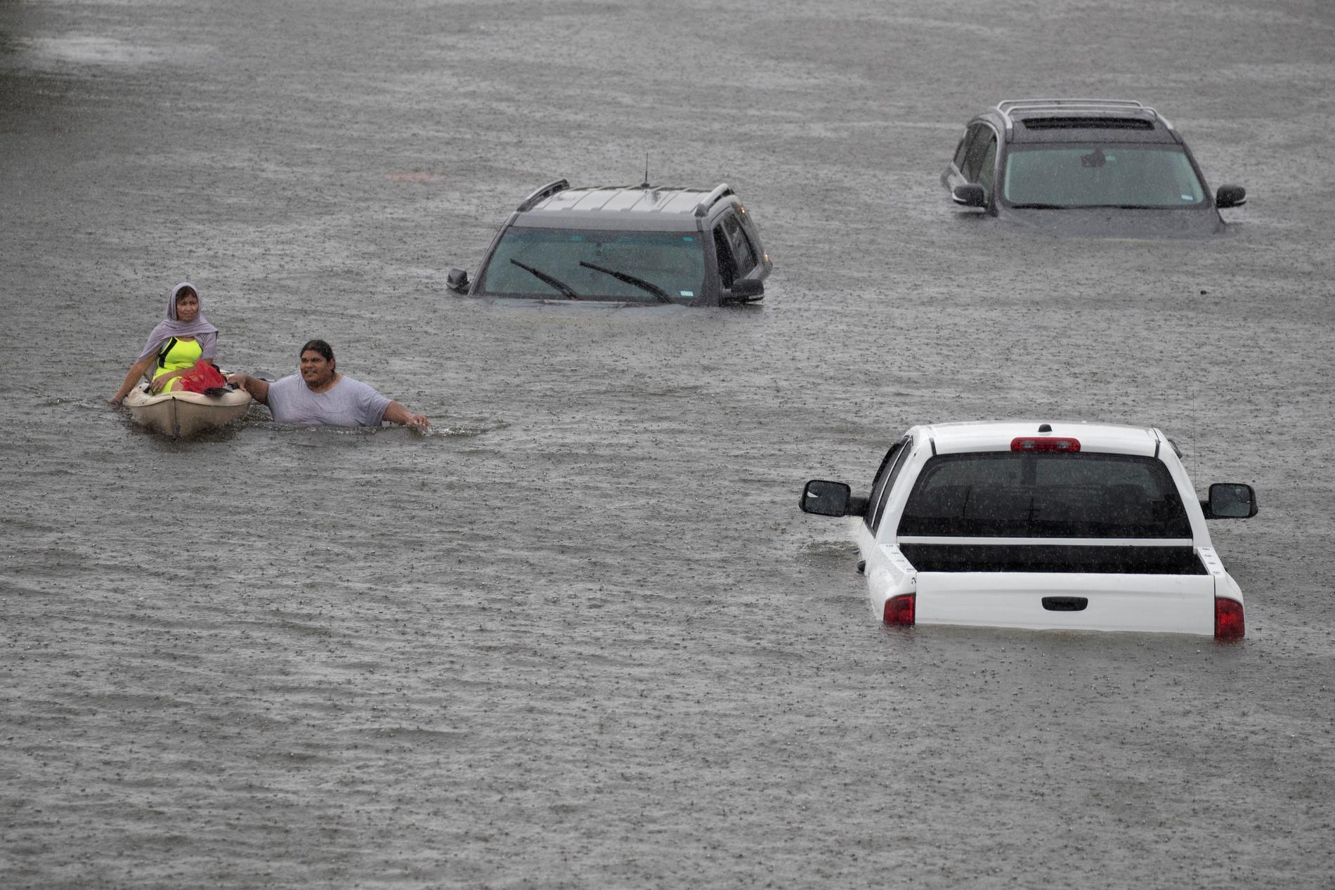 Jesus Rodriguez räddar Gloria Garcia från översvämningarna.