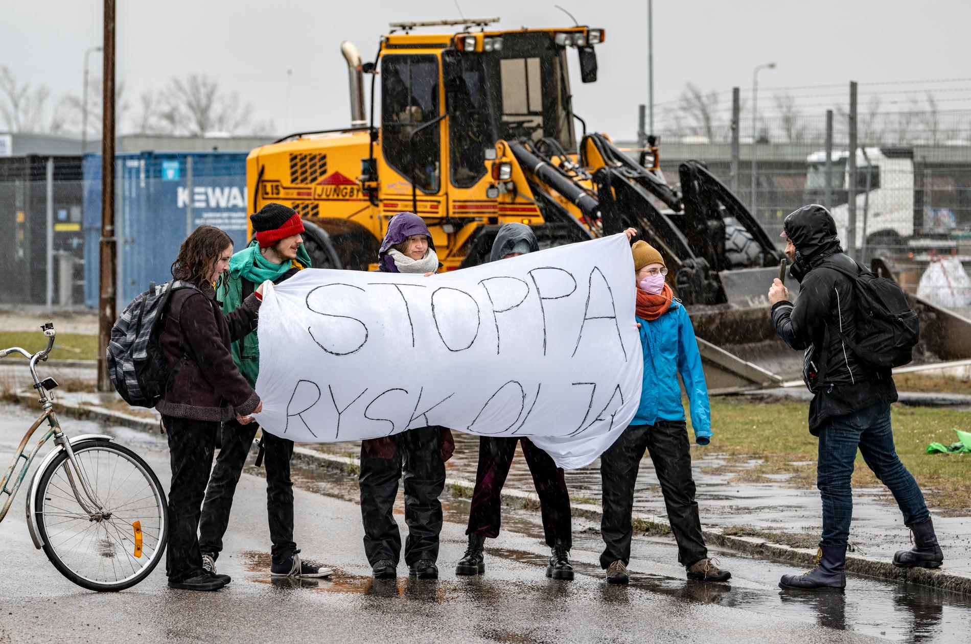Protester mot rysk olja i oljehamnen i Malmö då ett fartyg med rysk olja anlände till Sverige i april i år.