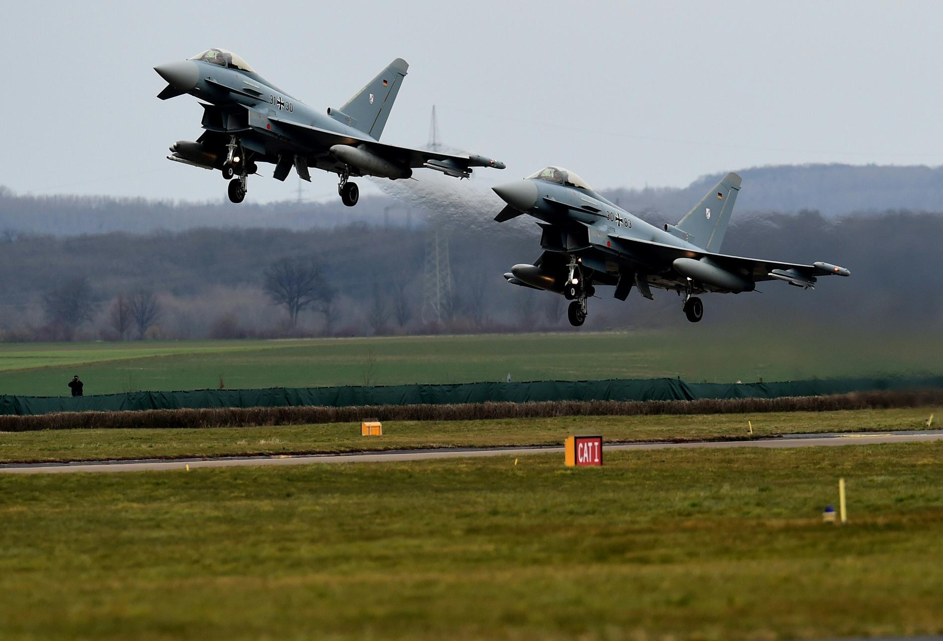 Arkivbild. Två Eurofighters lyfter i samband med en flyguppvisning i Tyskland.