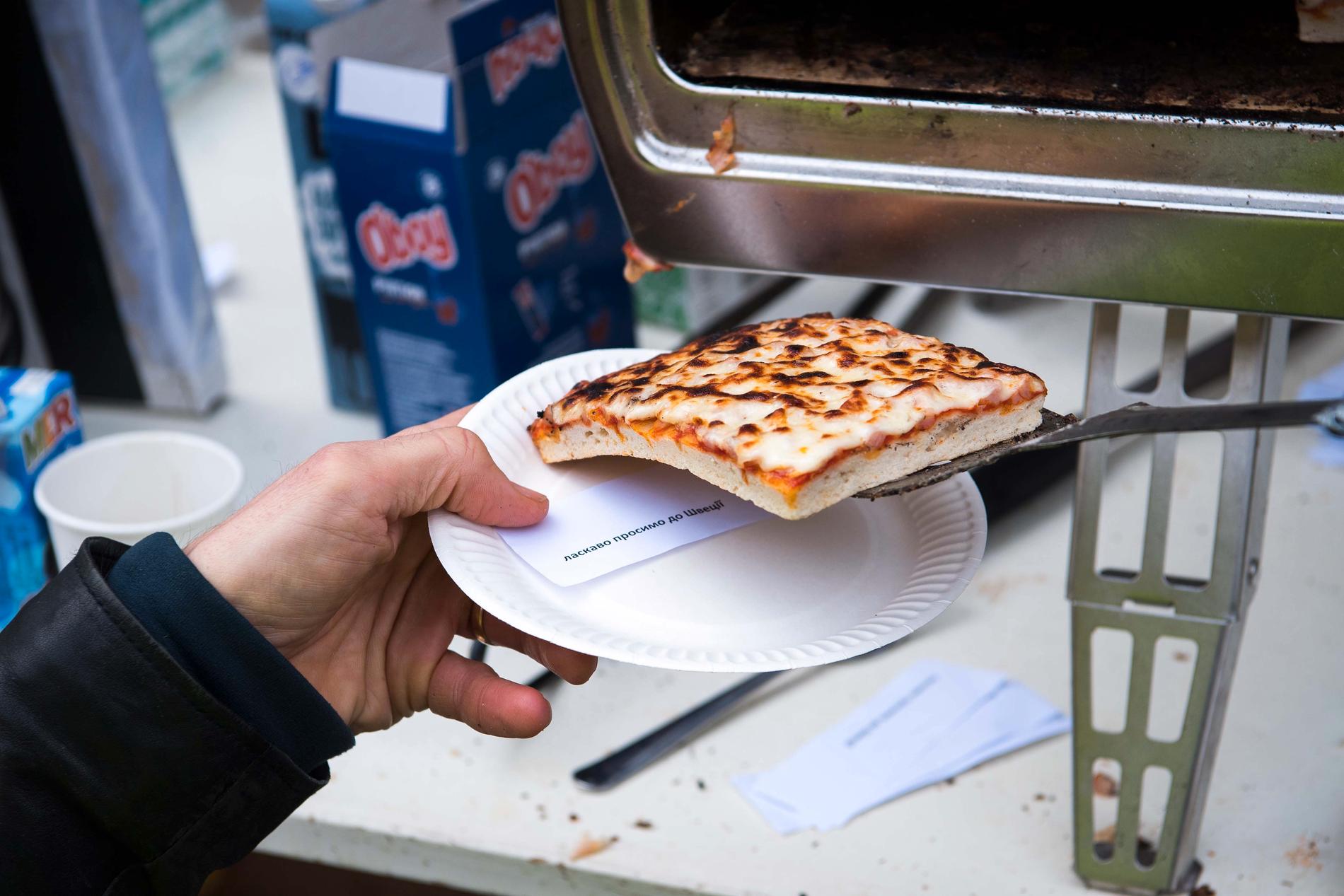 Under varje pizza lägger Niklas en lapp där det på ukrainska står ”Välkommen till Sverige”