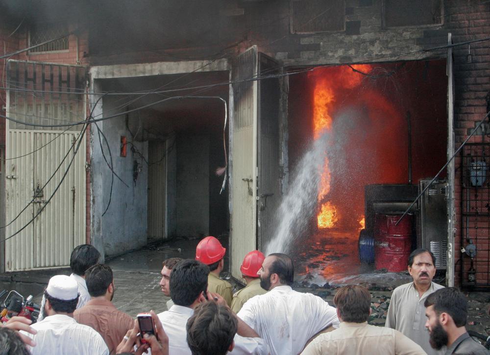 Minst 25 personer omkom vid branden i skofabriken i Lahore.