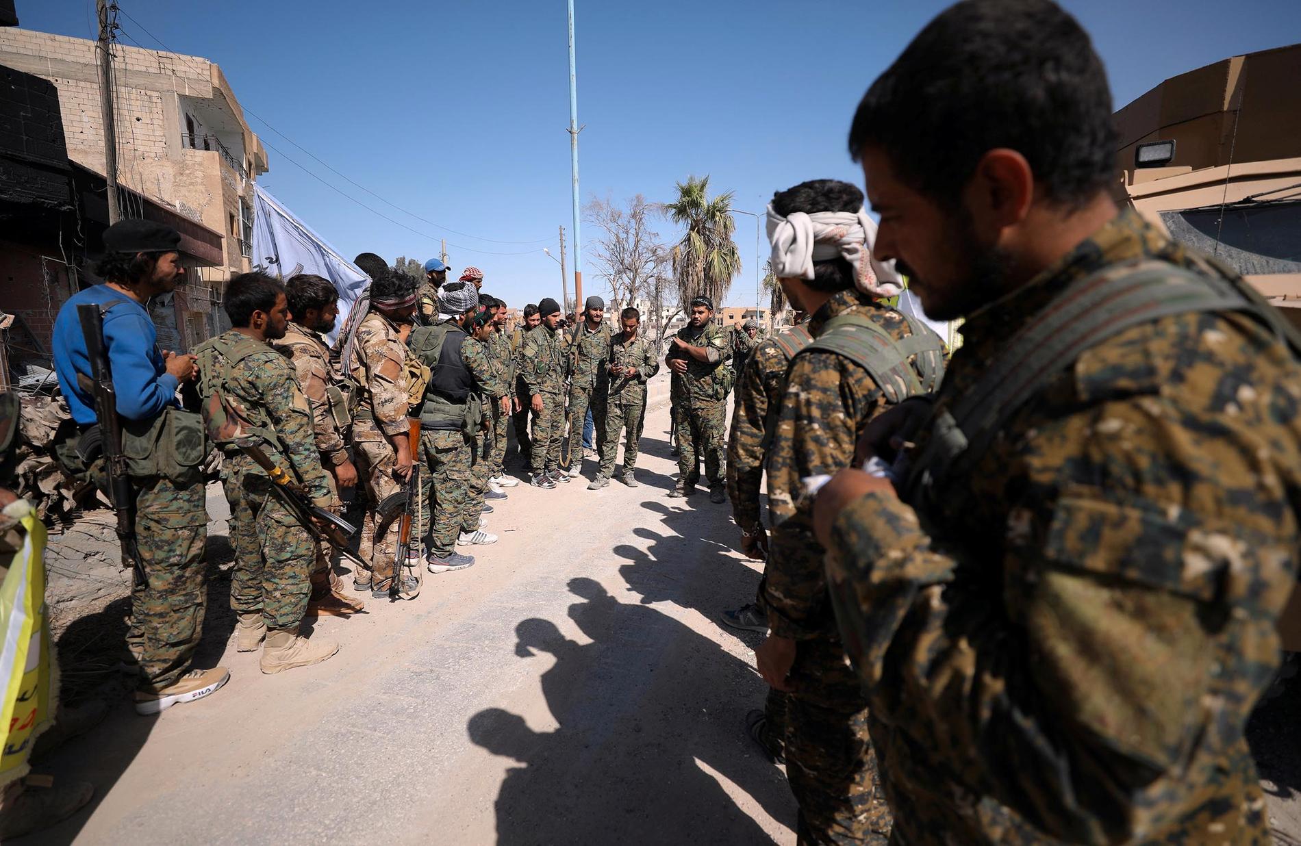 Styrkan SDF lyssnar på instruktioner under slutstriden av Raqqa.