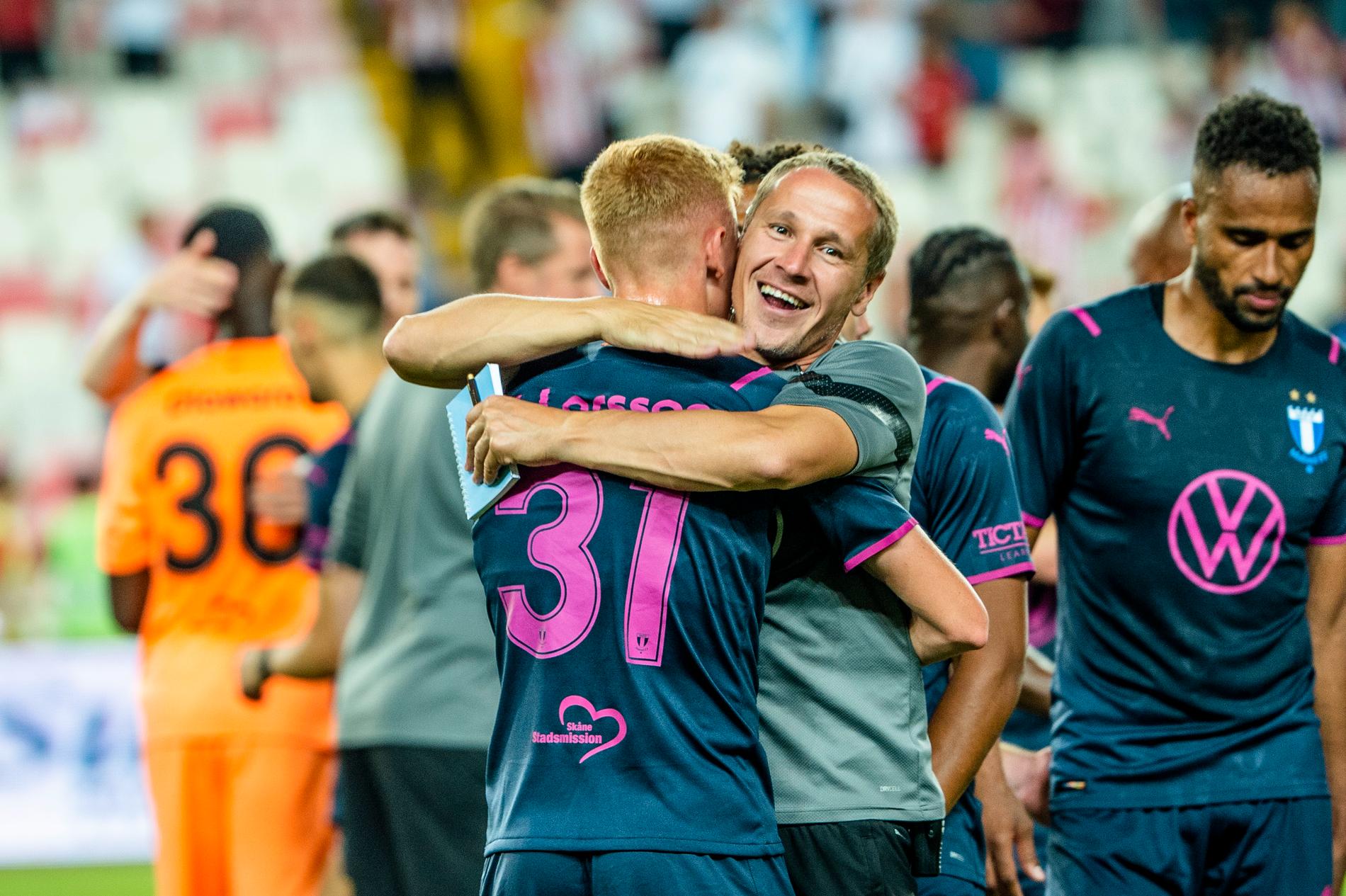 MFF:s assisterande tränare  Nikola Trajkovic kramar om Franz Brorsson. 