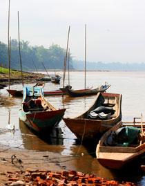 Mekongfloden är Luang Prabangs livsnerv och livligt trafikerad av både enklare båtar och större handelsfartyg. Det kostar en liten slant att hyra en båt några timmar och priset gör man upp om direkt i hamnen.