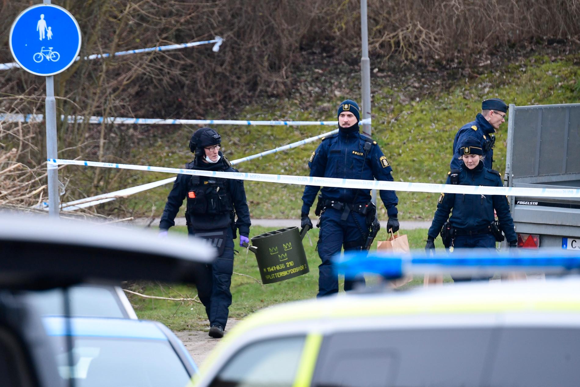 Polisens bombtekniker undersöker ett misstänkt farligt föremål i Malmö. Det bedöms vara skarpt och explosivt.