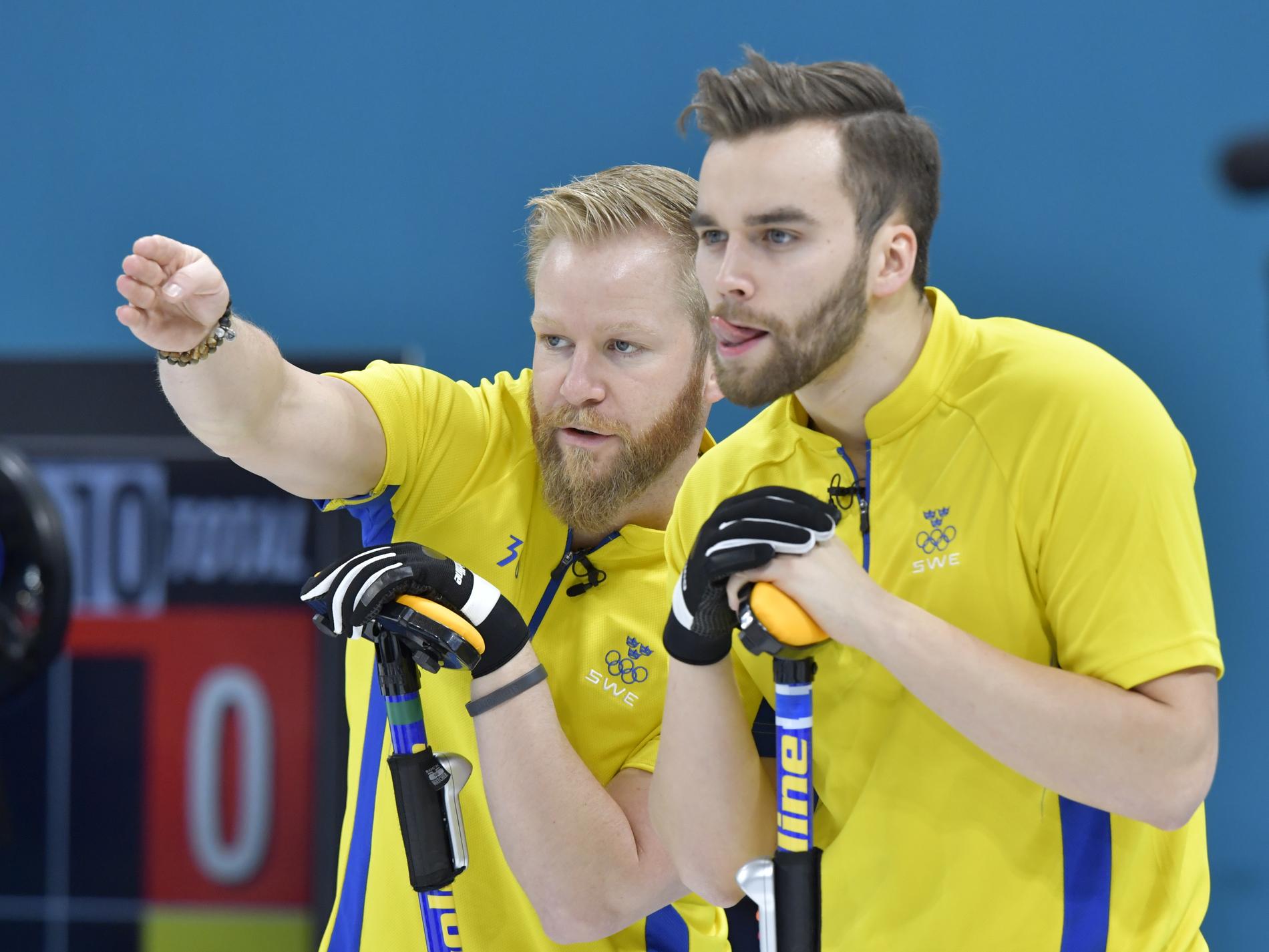 Sveriges Niklas Edin och Rasmus Wranå tog en skön seger mot USA i Curling World Cup. Arkivbild.