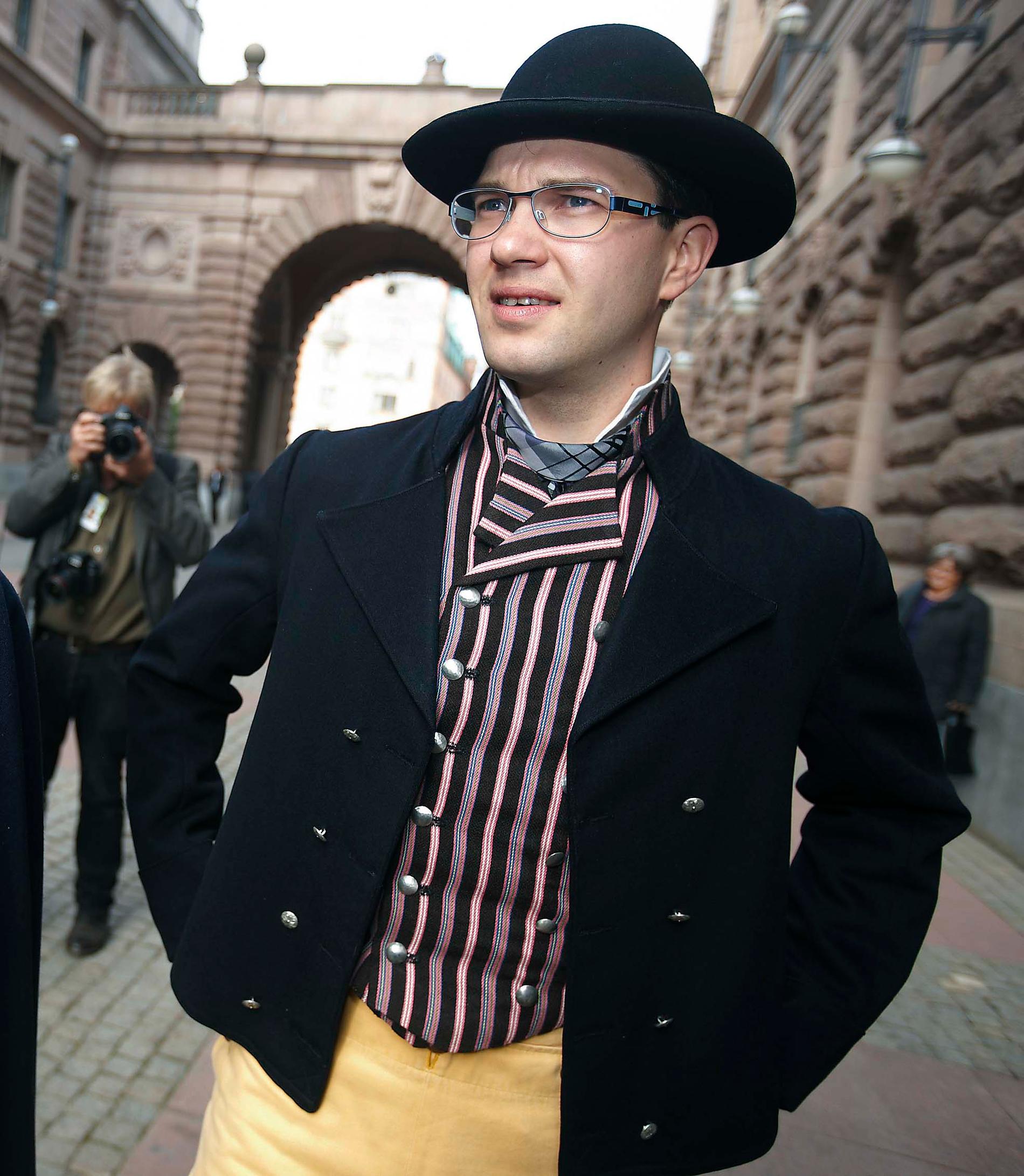 KULTURRADIKAL I dag är det radikalt att bära folkdräkt, tycker Sverigedemokraterna. Här Jimmie Åkesson i en Blekinge-dräkt som han hyrt av Skansens klädkammare.