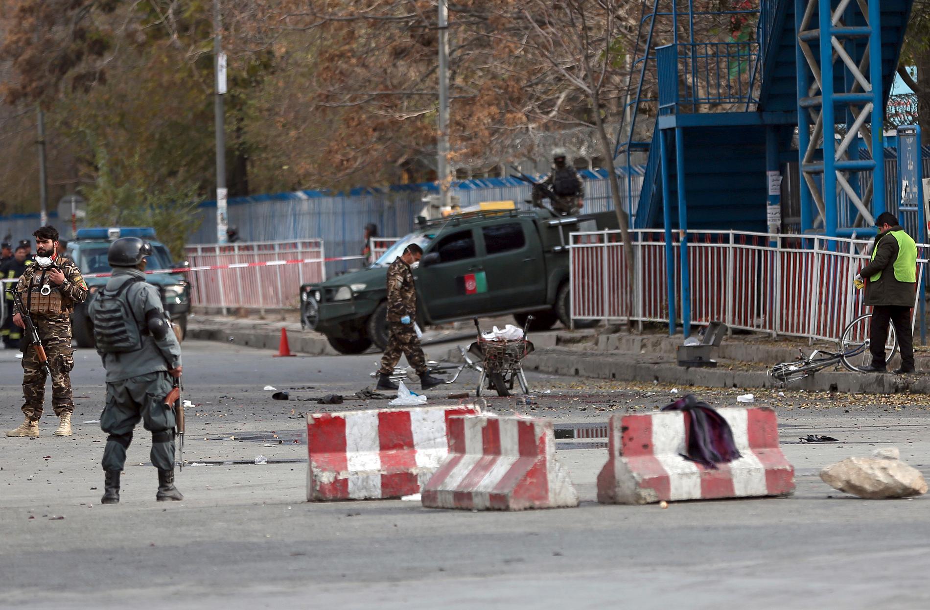 Säkerhetsstyrkor inspekterar den plats där en självmordsbombare sprängde sig nära måndagens shiamuslimska demonstration i Afghanistans huvudstad Kabul.