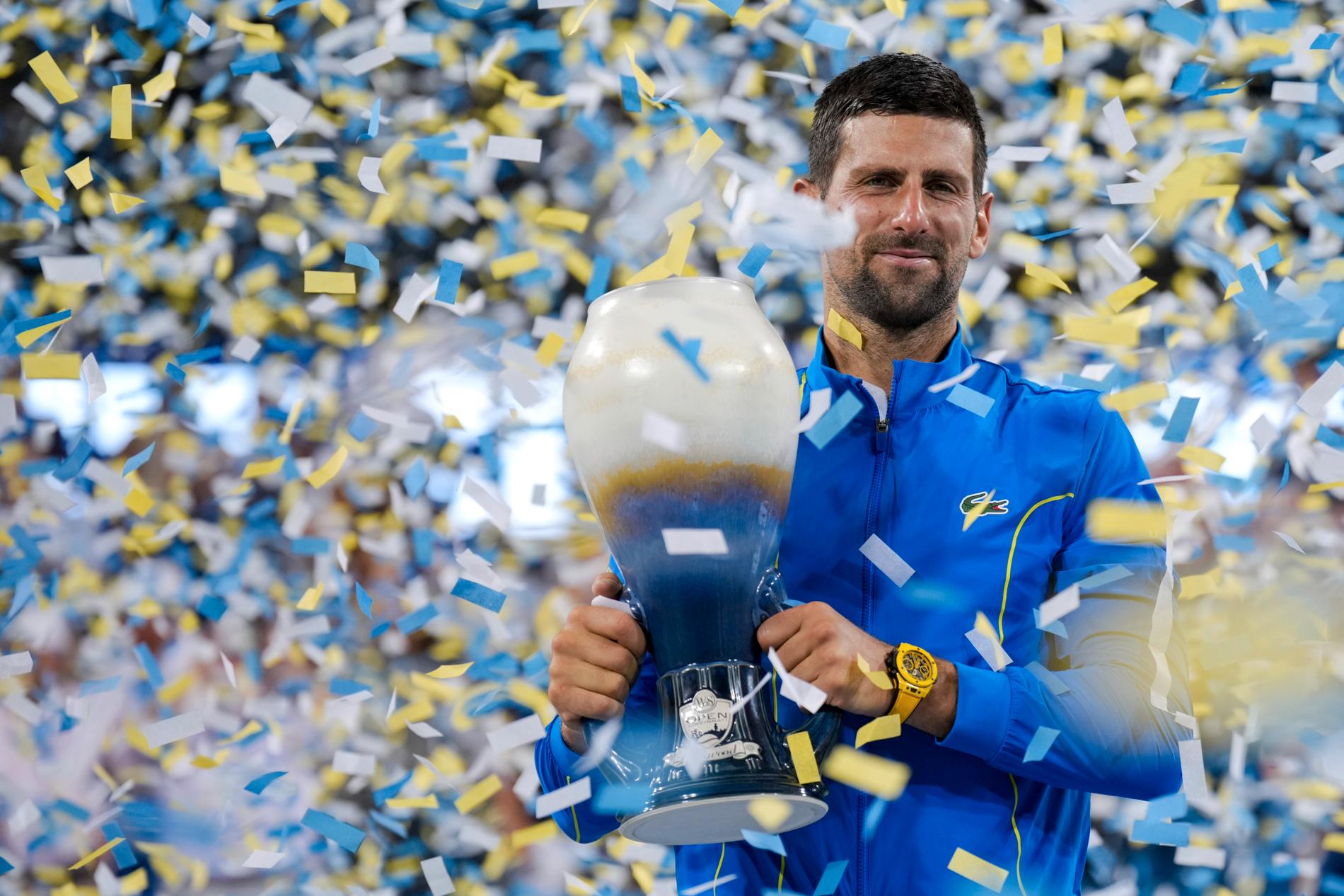 Novak Djokovic fick lyfta bucklan i Cincinnati efter att ha slagit Carlos Lacaraz med 2-1 i set.